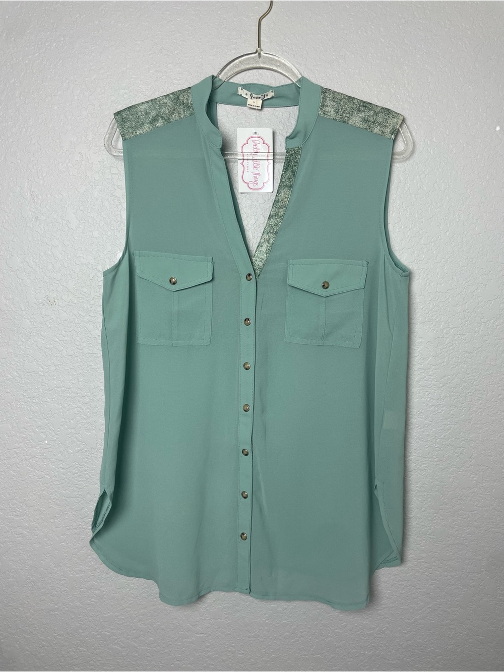 Bnwt! Very J Sage Sleeveless Button-Front Blouse w/Textured Shoulder Panels Sz L